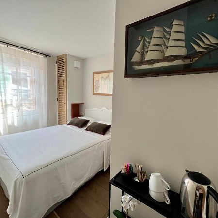Les Petits Volets 2 Bed & Breakfast อองทีบส์ ภายนอก รูปภาพ