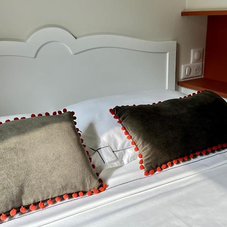 Les Petits Volets 2 Bed & Breakfast อองทีบส์ ภายนอก รูปภาพ