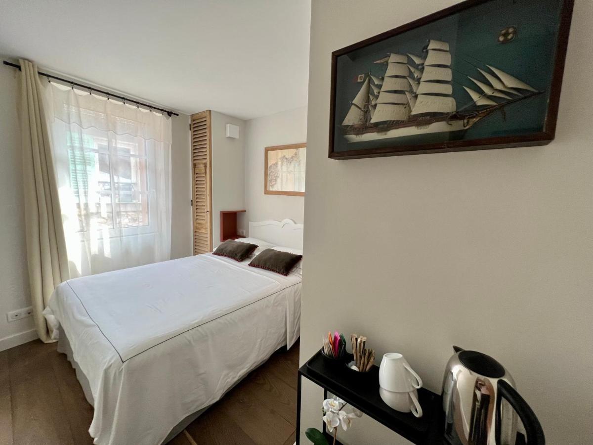 Les Petits Volets 2 Bed & Breakfast อองทีบส์ ภายนอก รูปภาพ