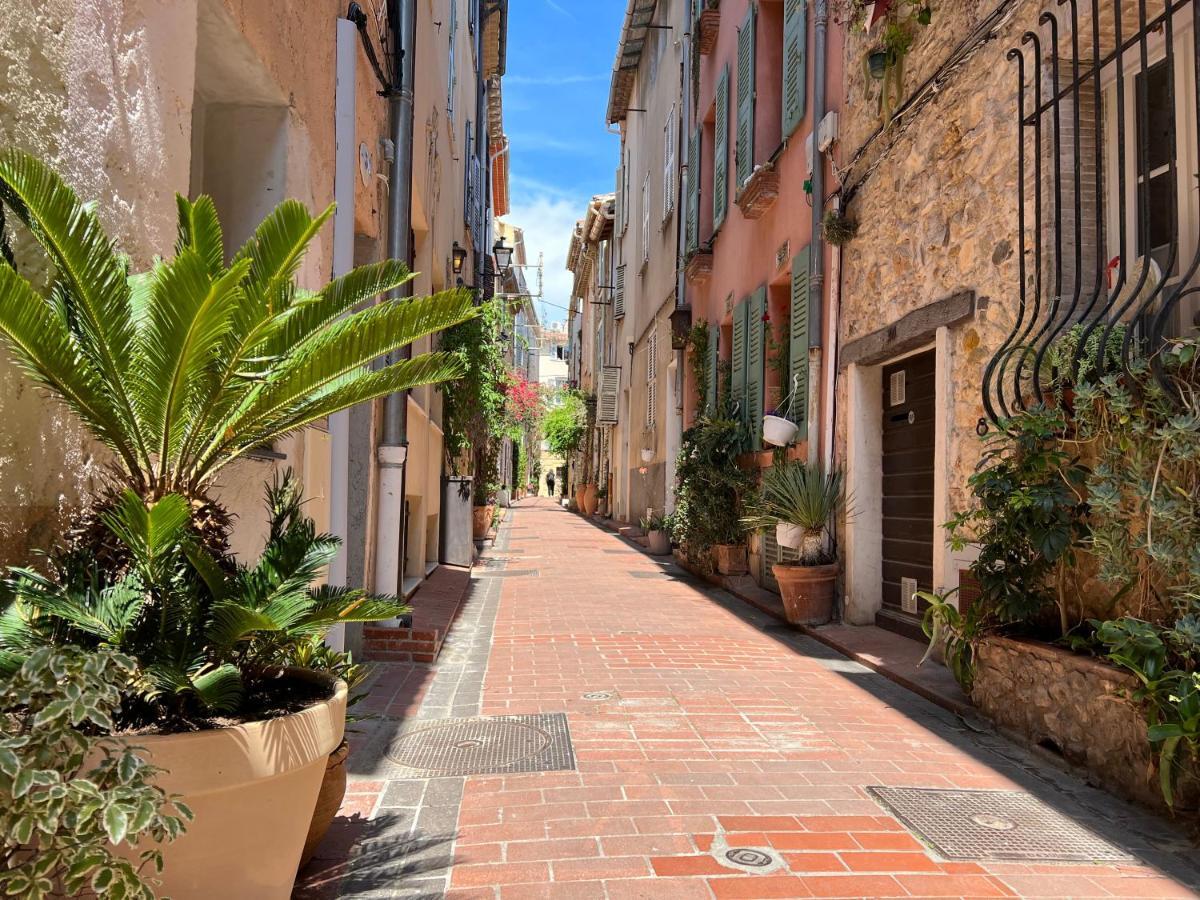 Les Petits Volets 2 Bed & Breakfast อองทีบส์ ภายนอก รูปภาพ