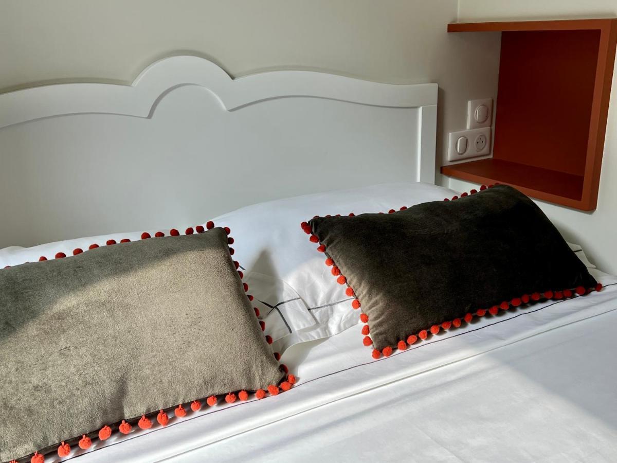 Les Petits Volets 2 Bed & Breakfast อองทีบส์ ภายนอก รูปภาพ