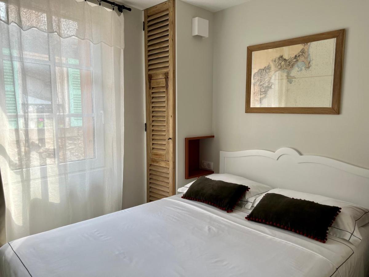 Les Petits Volets 2 Bed & Breakfast อองทีบส์ ภายนอก รูปภาพ