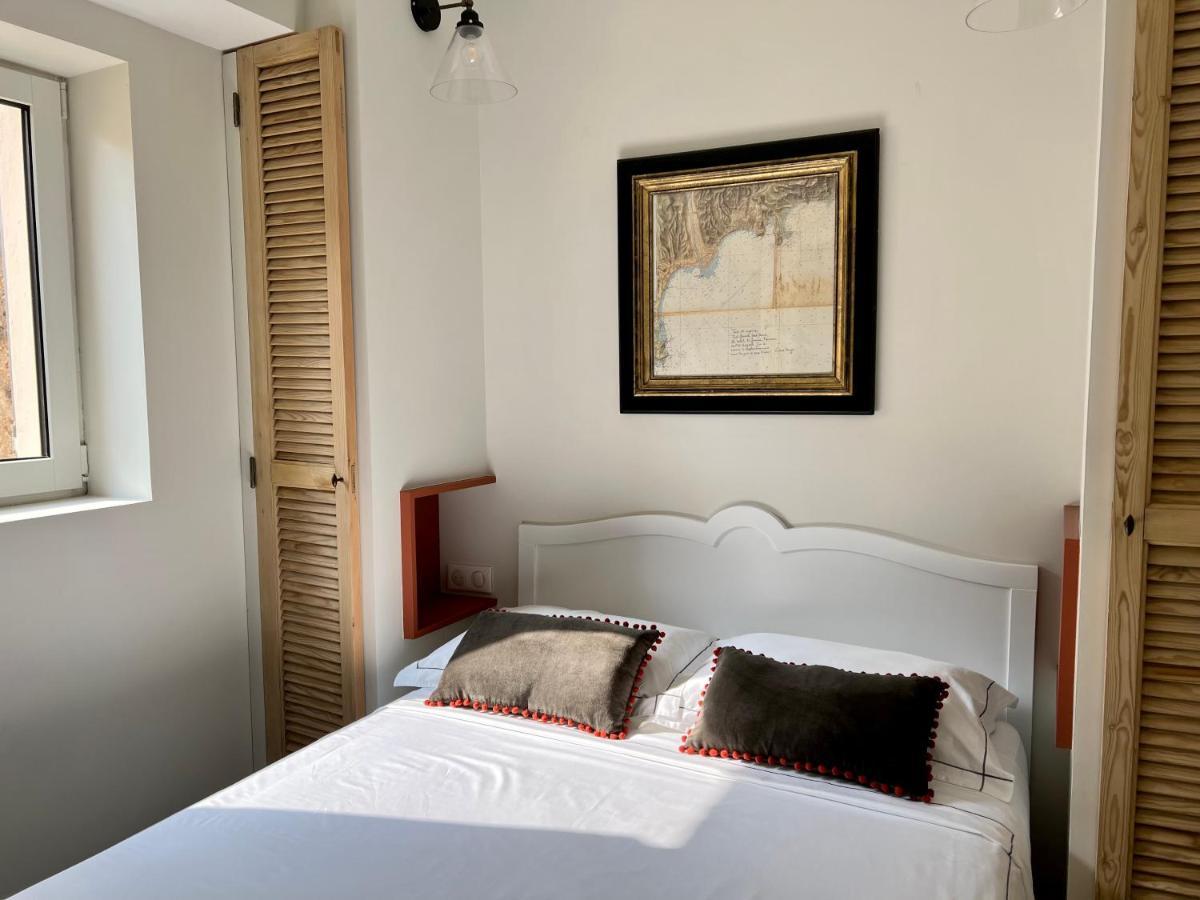 Les Petits Volets 2 Bed & Breakfast อองทีบส์ ภายนอก รูปภาพ