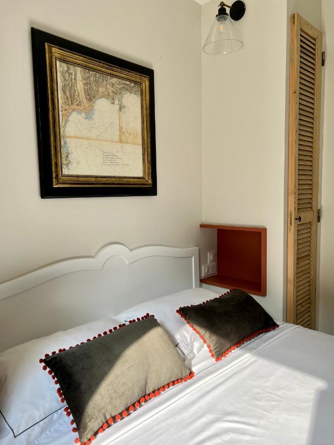 Les Petits Volets 2 Bed & Breakfast อองทีบส์ ภายนอก รูปภาพ