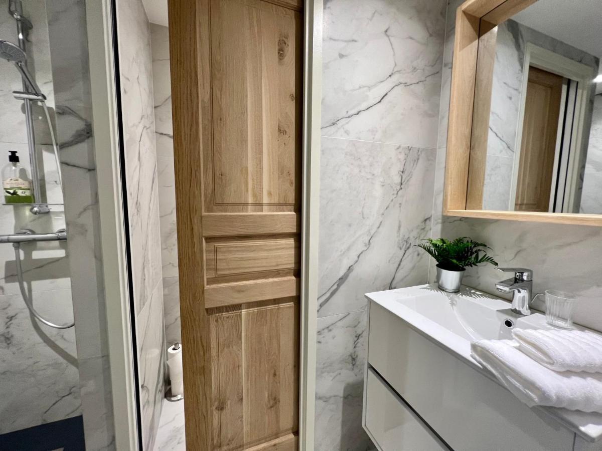 Les Petits Volets 2 Bed & Breakfast อองทีบส์ ภายนอก รูปภาพ